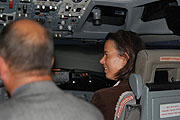 Tamara Zieschang im Flugsimulator der Lufthansa